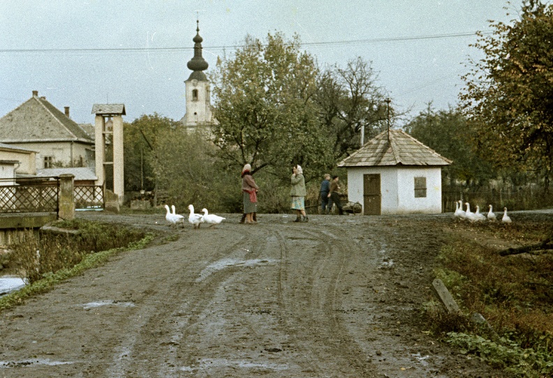 ulica Obrancov mieru a Poltarica-patak hídjánál, háttérben az evangélikus templom.