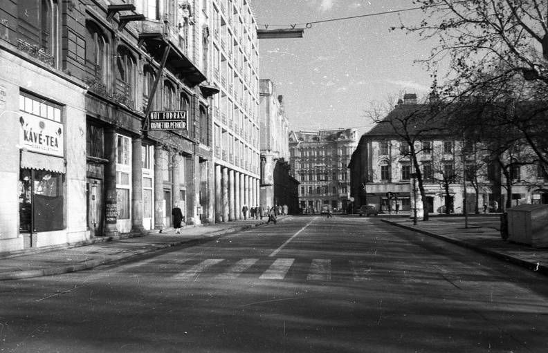 József Attila utca a Bajcsy-Zsilinszky út felé nézve, jobbra az Erzsébet (Engels) tér.