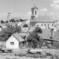 előtérben a Bükkös part. Középen a Péter-Pál templom, távolabb a Keresztelő Szent János templom látszik.