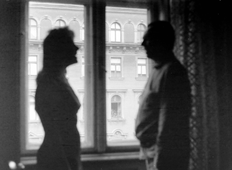 Teréz (Lenin) körút, az ablakban a 31. sz. ház homlokzata látszik.