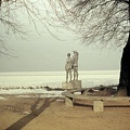 Kiss István Emberpár (1960) című szobra a parton.