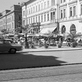 Klauzál tér, a Virág cukrászda terasza, balra a Kossuth szobor.