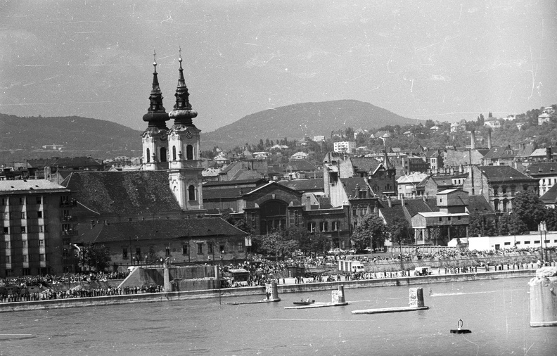 augusztus 20-i vízi és légiparádé a Széchenyi rakparttól nézve, előtérben a Kossuth híd bontás alatt levő pillérei, háttérben a Batthyány tér.