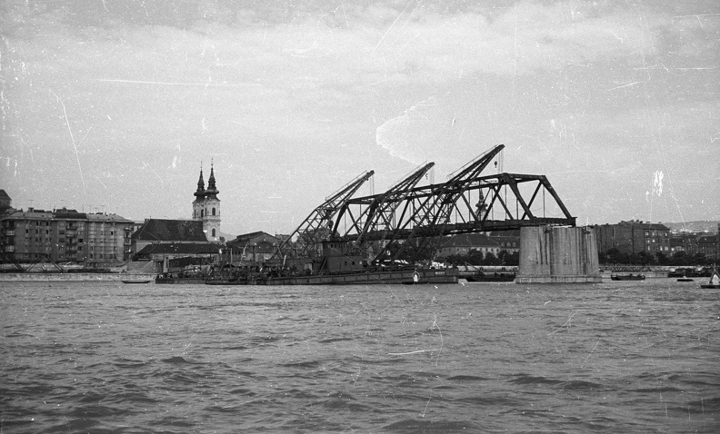 a Kossuth híd bontása. Az Ady Endre, Jókai Mór és Táncsics Mihály úszódaruk leemelik a híd medernyílásának vasszerkezetét.