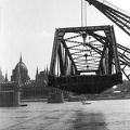 a Kossuth híd bontása. Úszódaruk viszik a Bem rakpartra a híd egyik medernyílásának vasszerkezetét.