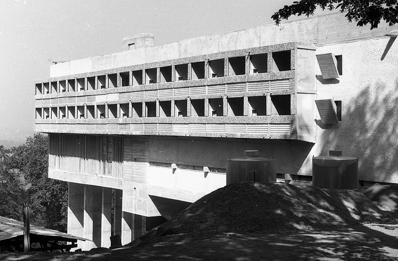 domonkos kolostor (Couvent Sainte-Marie de La Tourette). Építészek: Le Corbusier, Iannis Xenakis, André Wogenscky és Pierre Jeanneret.