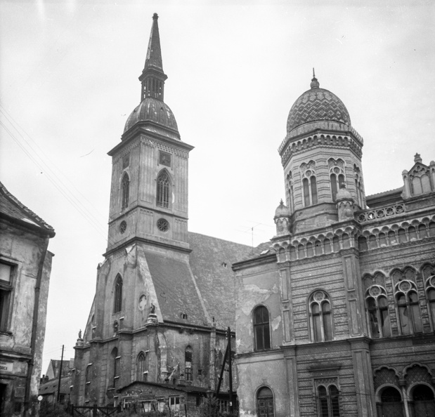 Haltér, balra a Szent Márton koronázó templom, jobbra a lebontott zsinagóga.