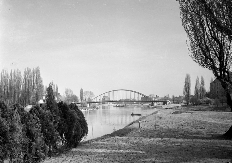 a Mosoni-Duna és a Rába összefolyása az uszodától a Kossuth híd felé nézve.