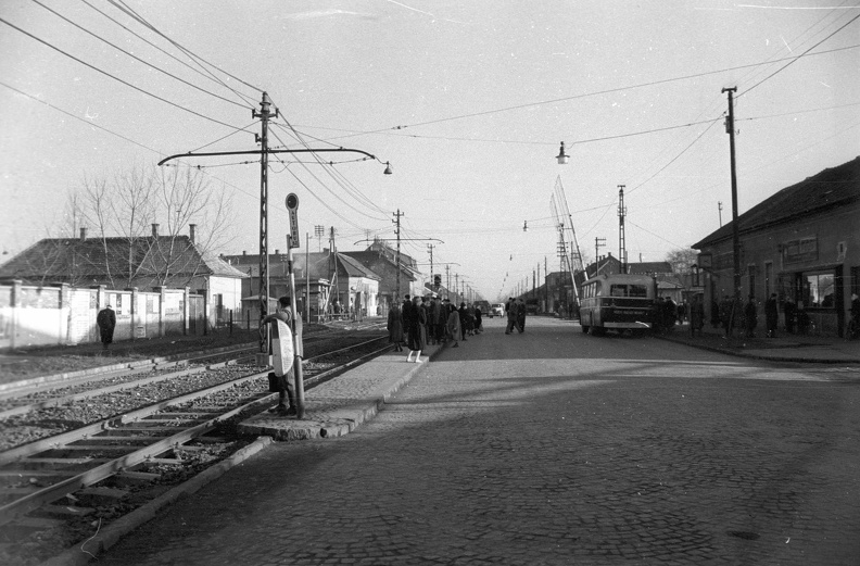 Üllői út (Vörös Hadsereg útja) a Vasút utca torkolatától a Budapest-Lajosmizse vasútvonal átjárója felé nézve.