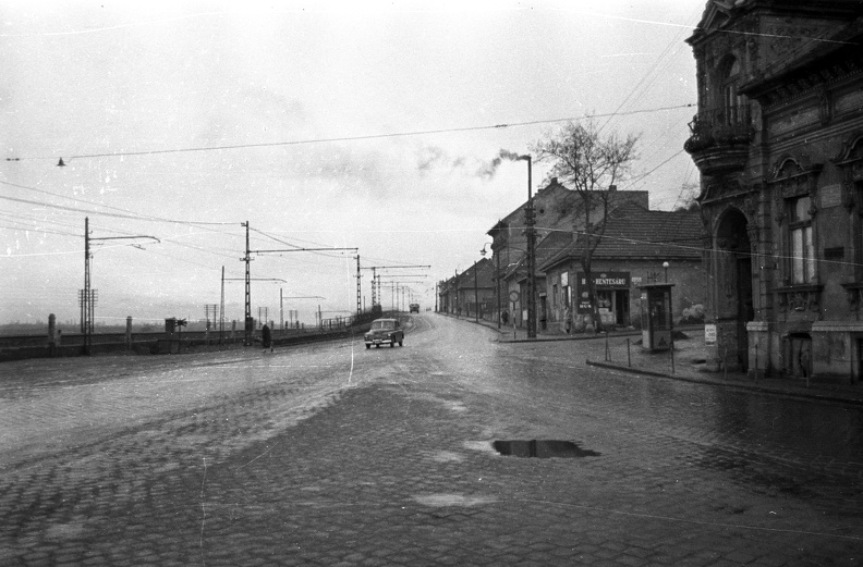 a Mária Terézia (Rózsa Richárd) utca és a Kossuth Lajos utca találkozása, szemben a Nagytétényi út, jobbra a Tóth József utca torkolata.