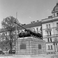 Kinských tér, szovjet harckocsizó emlékmű. Háttérben az Igazságügyi palota.