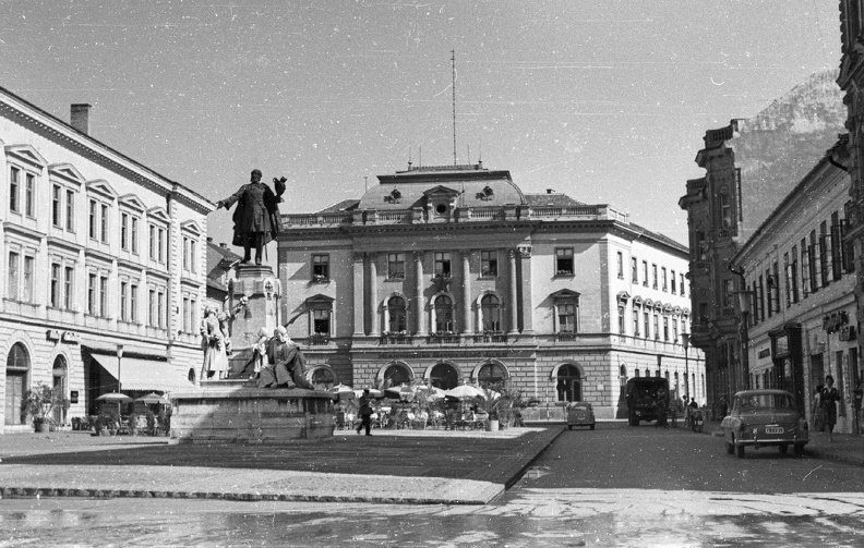 Klauzál tér, előtérben a Kossuth Lajos szobra (Róna József, 1902.), mögötte a Virág cukrászda terasza.