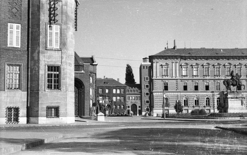 Aradi Vértanúk tere, szemben az Egyetem TTK épülete.