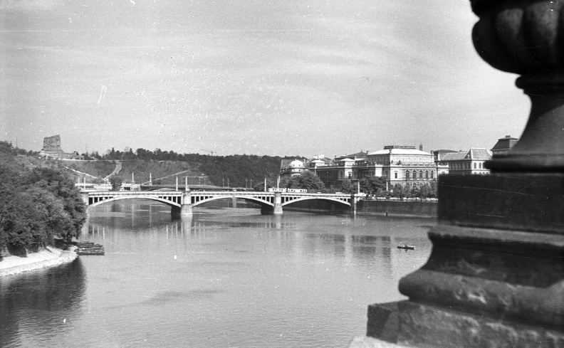 kilátás a Károly hídról a Mánes híd (Mánesův most) felé, háttérben a Sztálin-emlékmű.