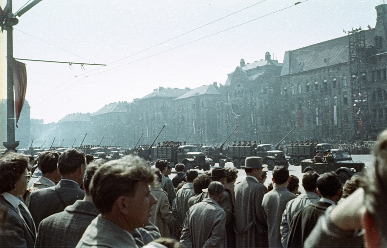 április 4-i katonai díszszemle, háttérben a Dózsa György út házai a Dembinszky utca magasságában.