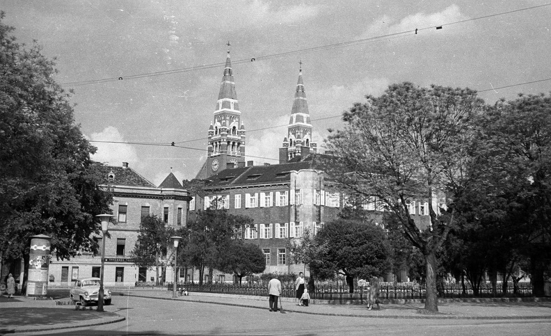 Tisza Lajos körút az Aradi vértanúk terénél. Szemben a Zrinyi utca és a Fogadalmi templom tornyai.