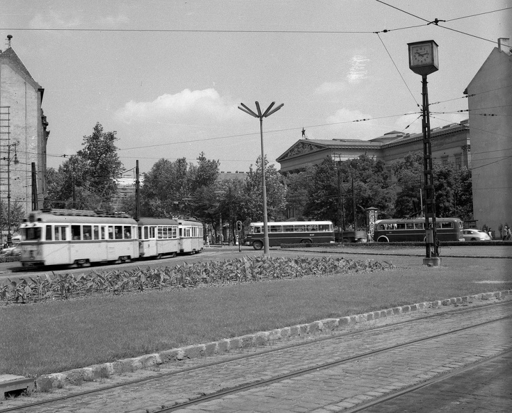 Kálvin tér, háttérben a Nemzeti Múzeum.