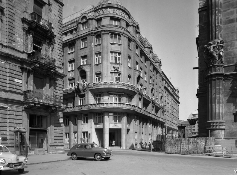 Vigadó tér - Apáczai csere János utca - Vigadó utca sarok, a MAHART székház épülete.