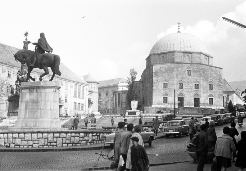 Széchenyi tér, Hunyadi János lovasszobra és a Dzsámi.