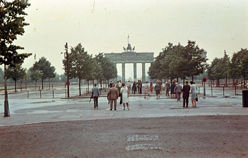 Kelet-Berlin, Brandenburgi Kapu az Unter den Lindenről.