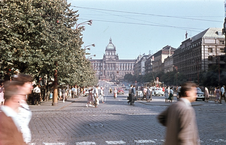 Vencel tér (Václavské námestí), háttérben a Nemzeti Múzeum.
