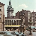 Piactér (Zelný trh), előtérben a Szentháromság szobor, háttérben a régi városháza tornya.