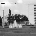 Konrad Adenauer (Bahnhofsvor) Platz a pályaudvar előtt, szemben a Bahnhof Hotel.