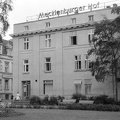 Rosengarten, Mecklenburger Hof szálloda. Balra az August-Bebel-Strasse, előtérben a Kagylóhallgató szobor.