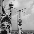 kilátás a Mátyás-templom tornyából a Parlament felé. Középen a Magyar Rádió antennája az élő, mobil adások (pl. Csúcsforgalom) lebonyolításához.