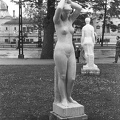 Olof Palme sétány (Vorosilov út). A Műcsarnok szabadtéri szoborkiállítása, háttérben a Műjégpálya épülete.