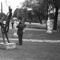 Olof Palme sétány (Vorosilov út). A Műcsarnok szabadtéri szoborkiállítása, jobbra a háttérben a Műjégpálya épülete.
