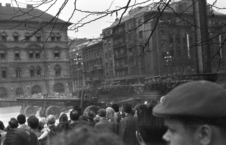 Ötvenhatosok tere (Felvonulási tér), április 4-i katonai díszszemle, szemben a Damjanich utca torkolata.