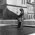Óváros tér, Korsós lány szobra (Zsuzsi-szobor), R. Kiss Lenke alkotása (1961). Ma a tér másik részén, más alapzaton áll.