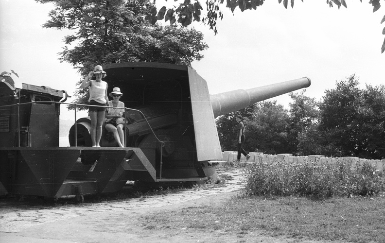 Morska gradina park, Haditengerészeti Múzeum. 24 cm-es Schneider-Creusot partvédő löveg.