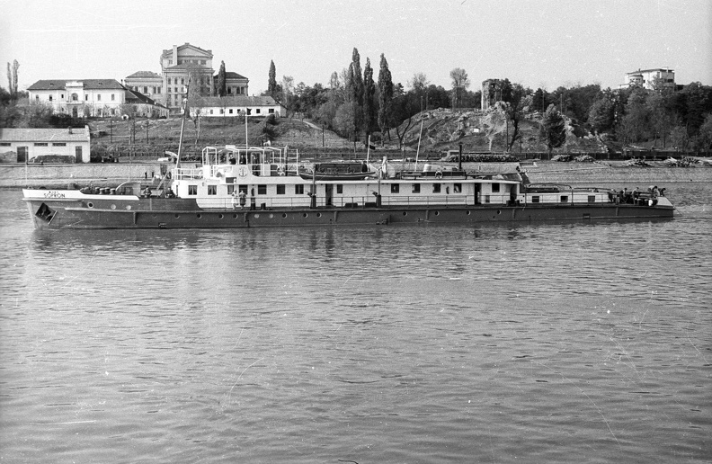 (ekkor Turnu Severin), a MHRT Sopron vontatóhajója a Dunán. Háttérben a városi színház (Teatrul din Severin), a hajó tatjánál Szörény várának maradványai.