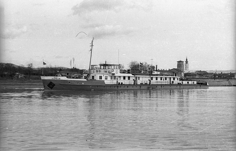 Sopron vontatóhajó a Dunán.