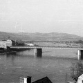 látkép a Várkastélyból (Linzer Schloss). Előtérben a Nibelungenbrücke a Dunán, balra a Szent József plébániatemplom tornya.