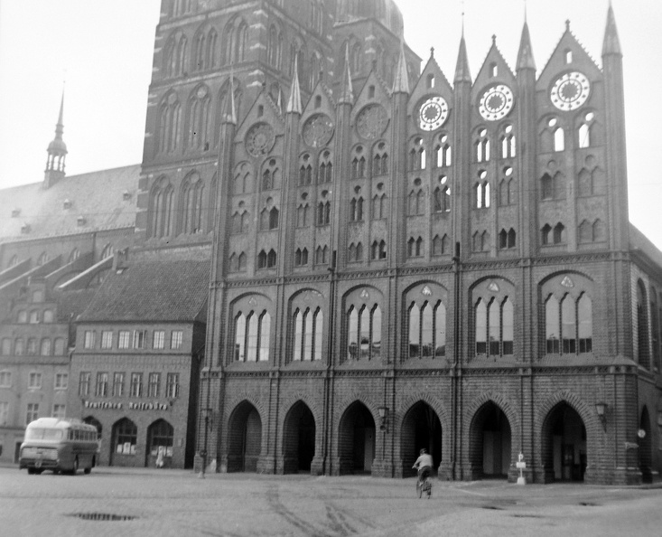 Alter Markt, Városháza és a Szent Miklós-templom.