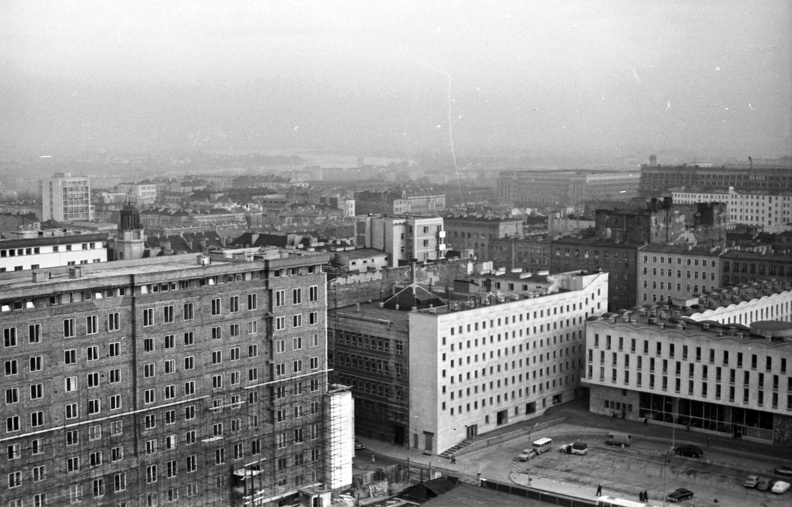 kilátás a Prudential épületből a Lengyel Nemzeti Bankra és jobbra a Varsói Felkelés terére (Plac Powstancow Warszawy).