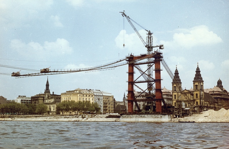 az Erzsébet híd építése a Dunáról a pesti hídfő felé nézve.
