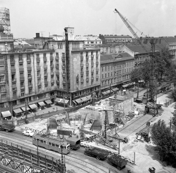 Astoria kereszteződés, metróépítés. Balra az MTA lakóház, az alsó sarokban az aluljáró építésénél felhasznált Zagyva híd.