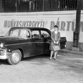 Vasgyár, 1. sz hivatalház előtti parkoló. Ford Fairlane 1956-os modell.