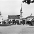 Szabadság tér, balra a városháza, szemben a református templom.