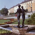Mikus Sándor Táncoló lányok szobra a Jó Szerencsét Művelődési Központ előtt.