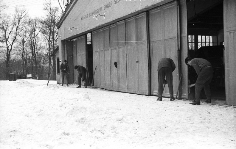 hóeltakarítás a hangár előtt.