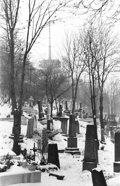 avasi református temető, háttérben a kilátó.