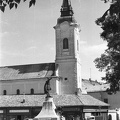Kossuth tér, Kossuth Lajos szobra, mögötte a mára lebontott üzletsor a Szent Miklós Barátok temploma mellett.