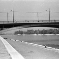 Margit híd budai hídfő, rakparti lehajtó, háttérben a Margitsziget.