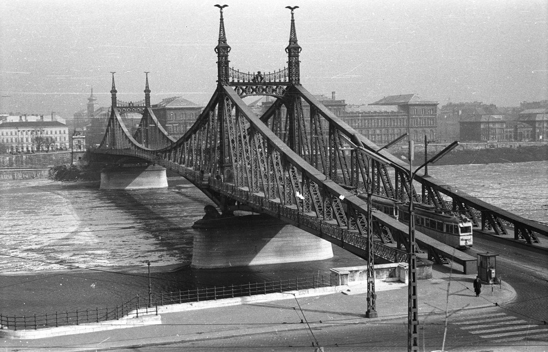 Szabadság híd a Sziklakápolnától nézve.