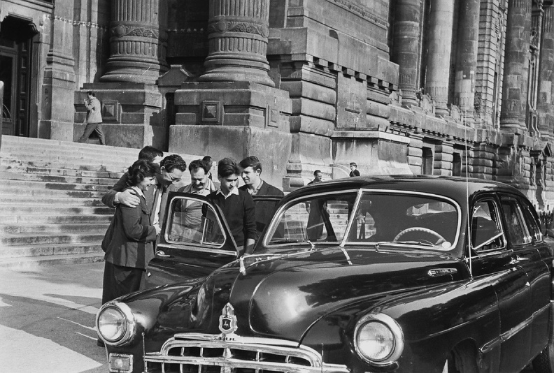 Szabadság tér, a Magyar Televízió székháza, előtte Gaz ZIM-12 szovjet luxusgépkocsi.
